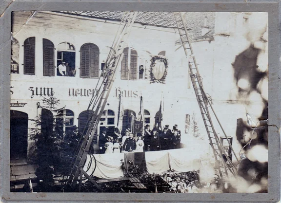 Die 1. Schubleiter wurde 1890 angeschafft und 1911 die 2. mechanische Leiter.jpg